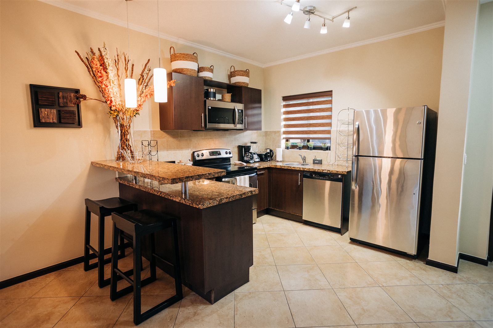 Fully equipped kitchen with breakfast bar